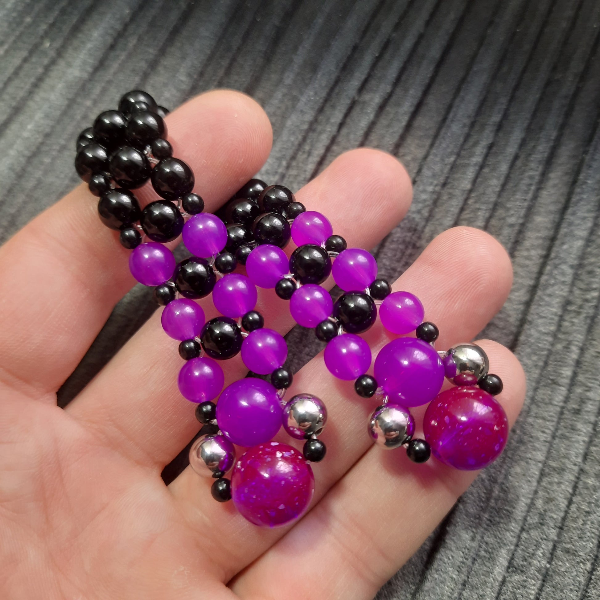 Handmade flip rosary (chetki), assembled from round plastic beads. The chotki has good flexibility thanks to the silicone cord. This fidget is used as an anti-stress, skill toy, stylish accessory and collectible.