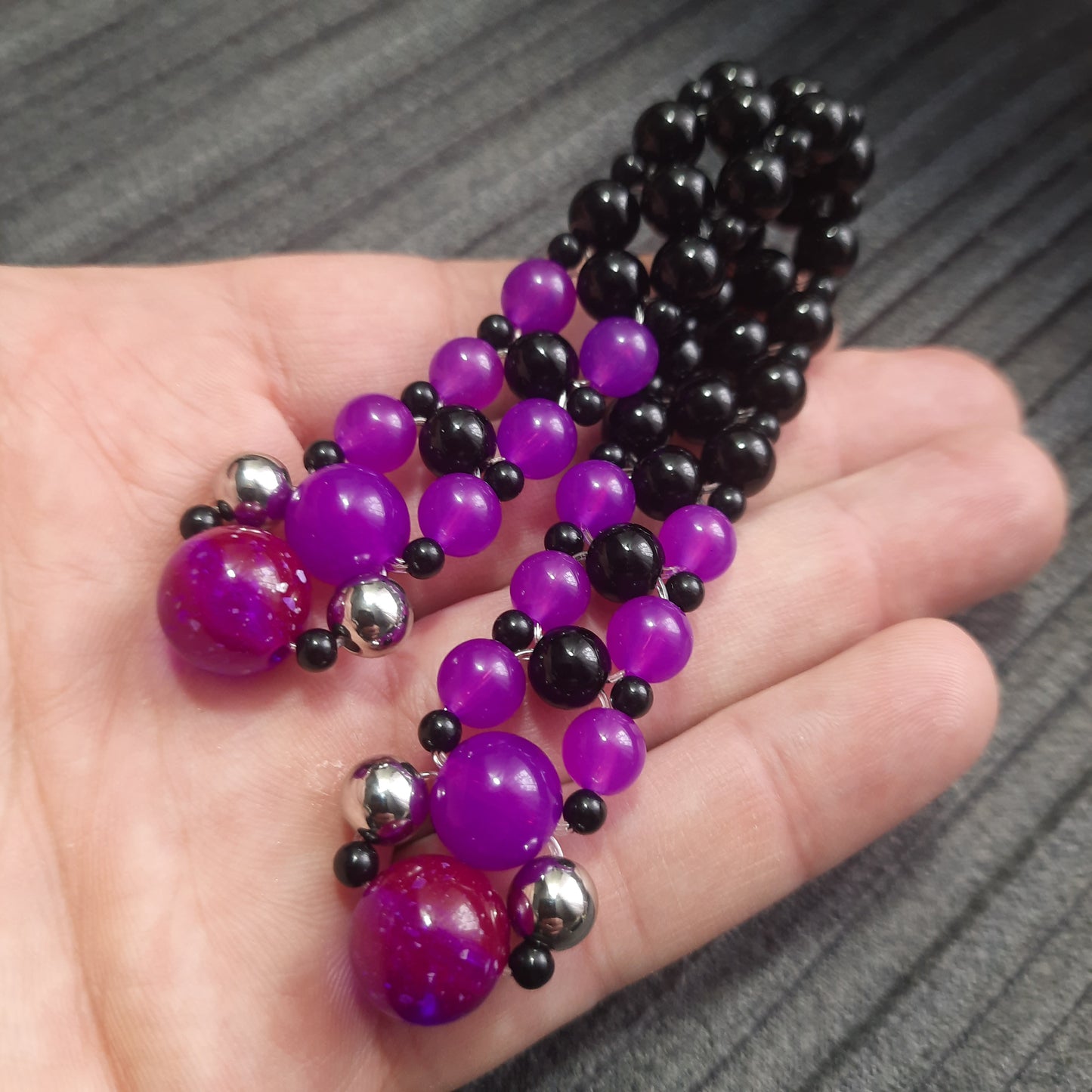 Handmade flip rosary (chetki), assembled from round plastic beads. The chotki has good flexibility thanks to the silicone cord. This fidget is used as an anti-stress, skill toy, stylish accessory and collectible.