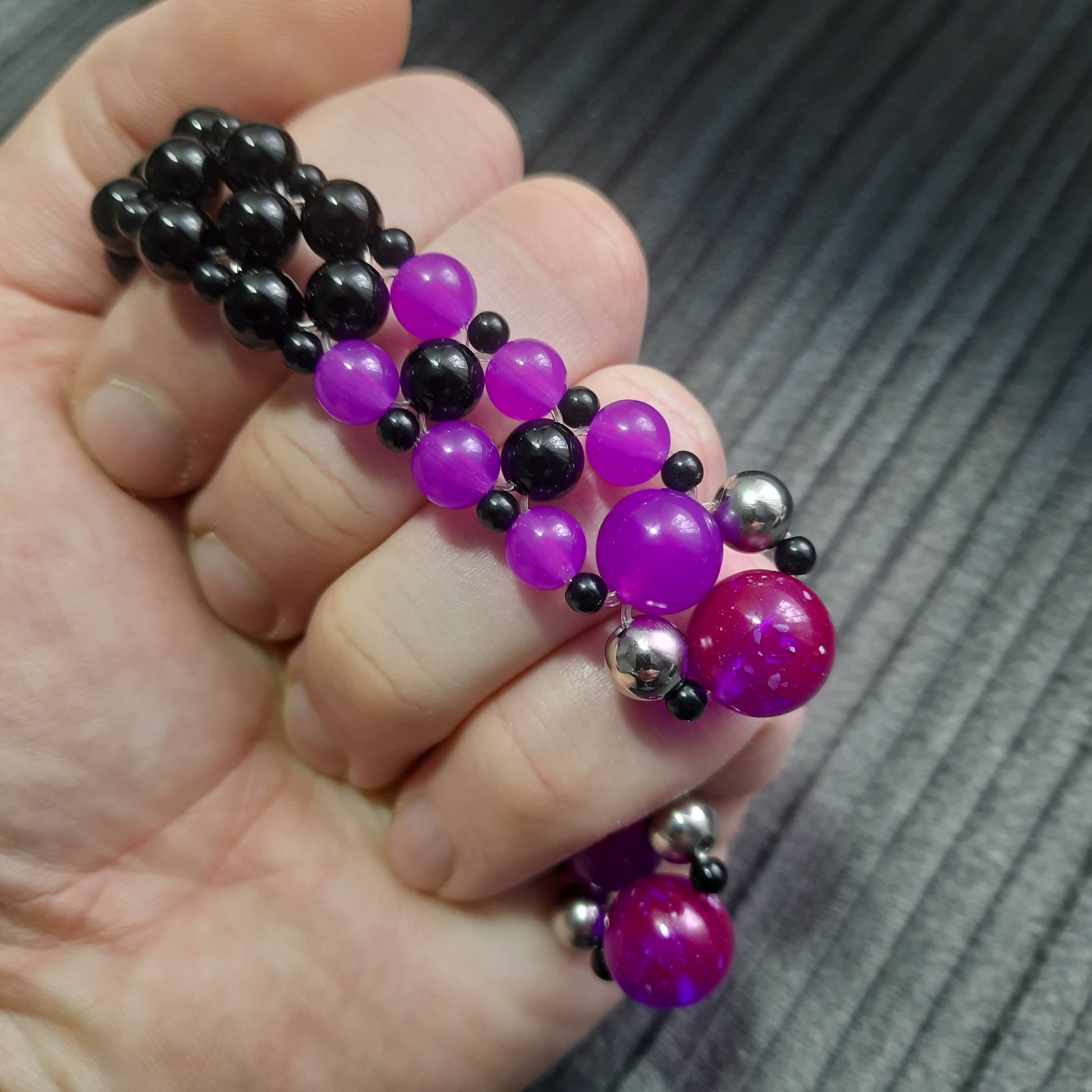 Handmade flip rosary (chetki), assembled from round plastic beads. The chotki has good flexibility thanks to the silicone cord. This fidget is used as an anti-stress, skill toy, stylish accessory and collectible.