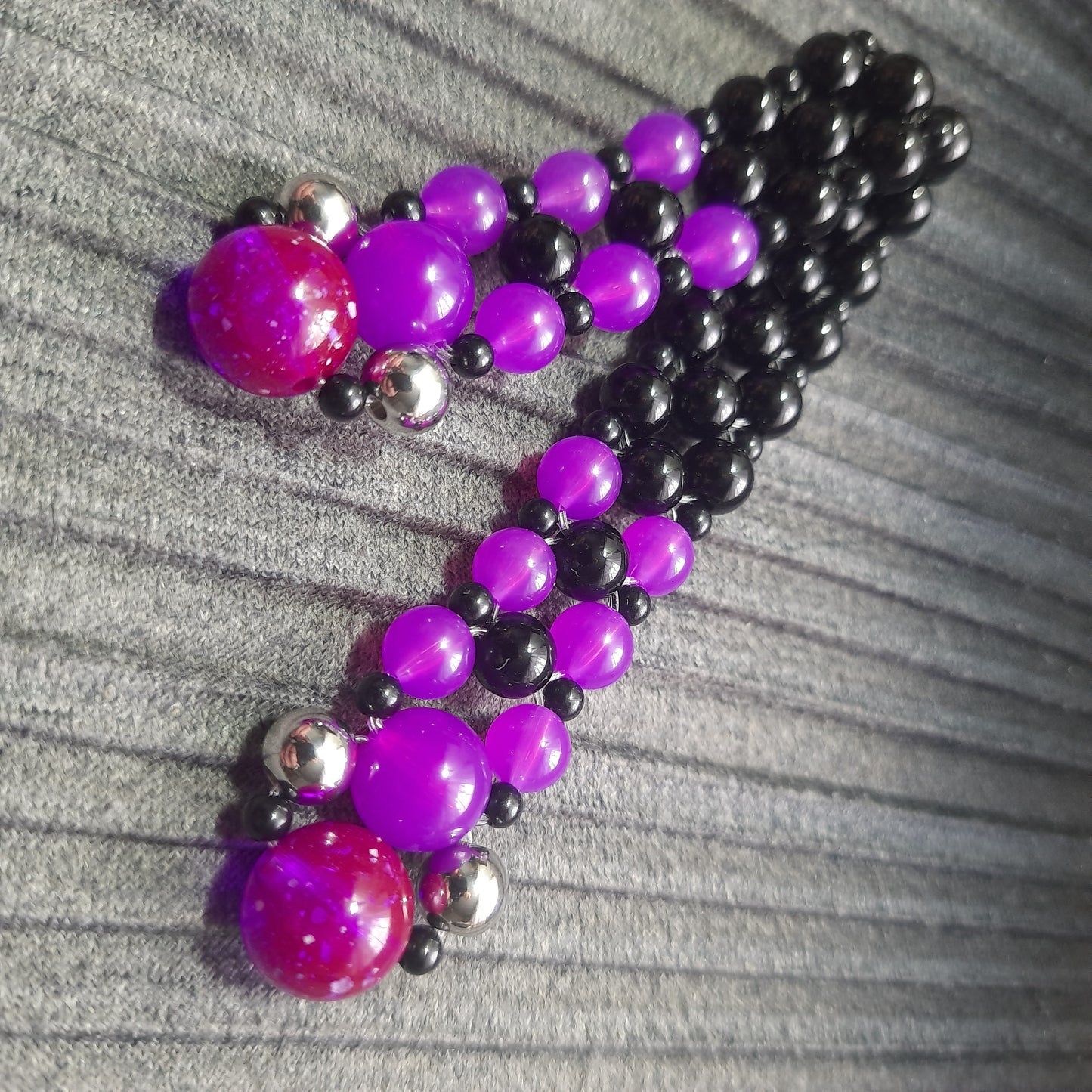 Handmade flip rosary (chetki), assembled from round plastic beads. The chotki has good flexibility thanks to the silicone cord. This fidget is used as an anti-stress, skill toy, stylish accessory and collectible.