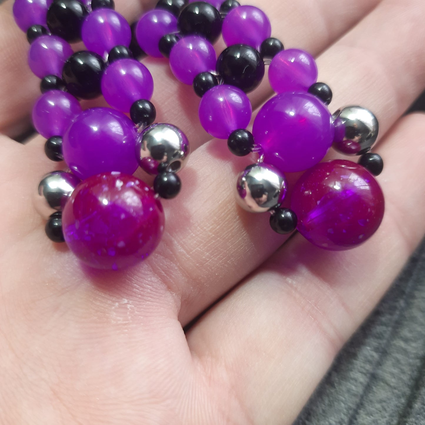 Handmade flip rosary (chetki), assembled from round plastic beads. The chotki has good flexibility thanks to the silicone cord. This fidget is used as an anti-stress, skill toy, stylish accessory and collectible.