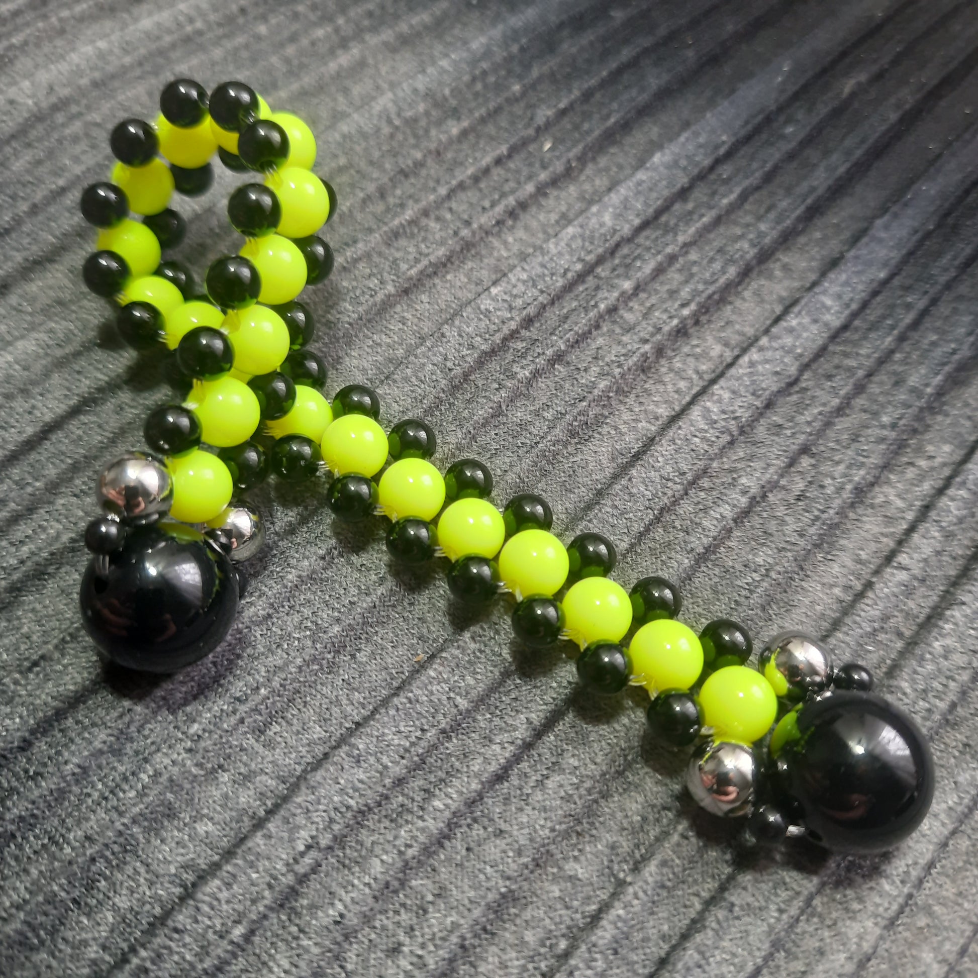 Handmade flip rosary (chetki), assembled from round plastic beads. The chotki has good flexibility thanks to the silicone cord. This fidget is used as an anti-stress, skill toy, stylish accessory and collectible.