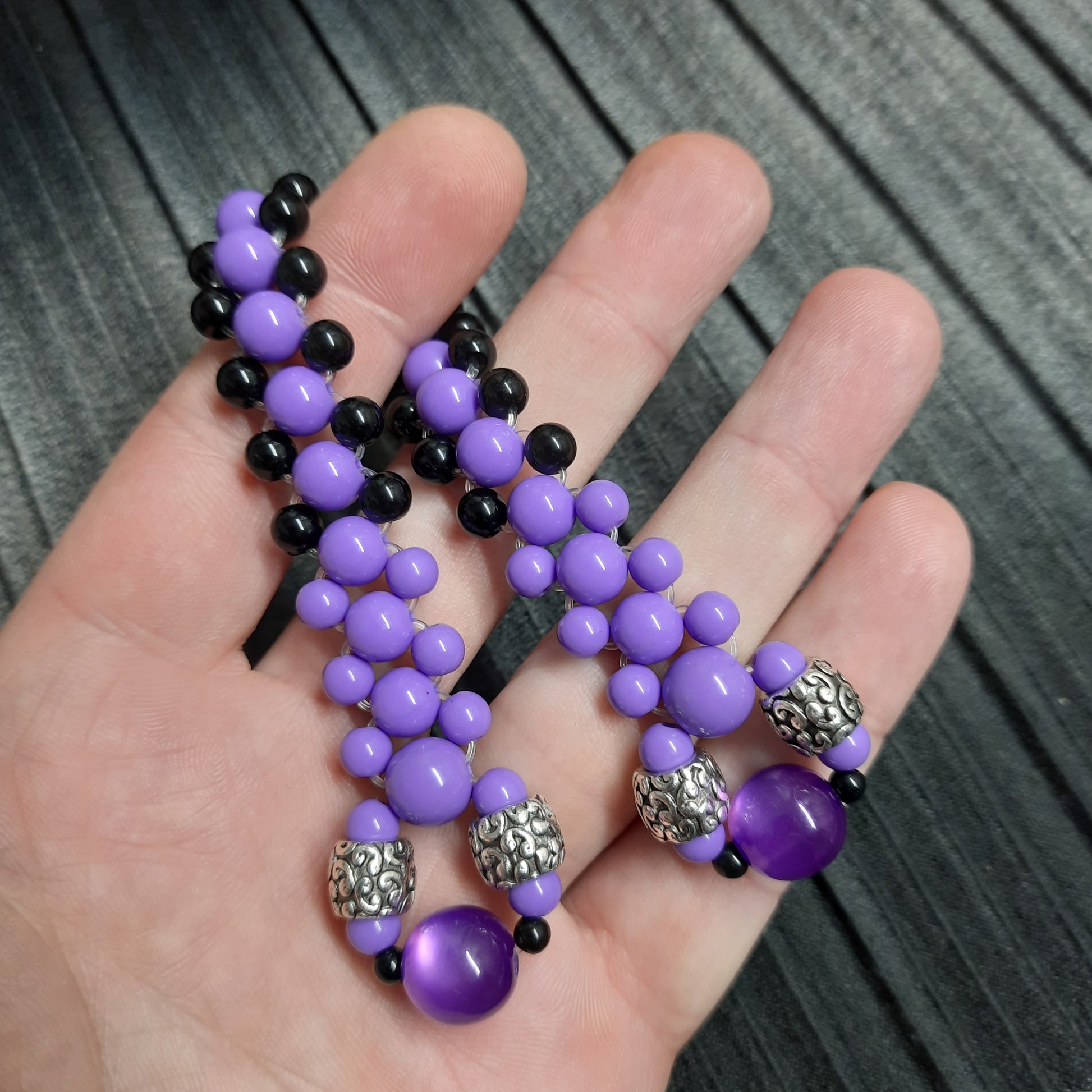 Handmade flip rosary (chetki), assembled from round plastic beads. The chotki has good flexibility thanks to the silicone cord. This fidget is used as an anti-stress, skill toy, stylish accessory and collectible.