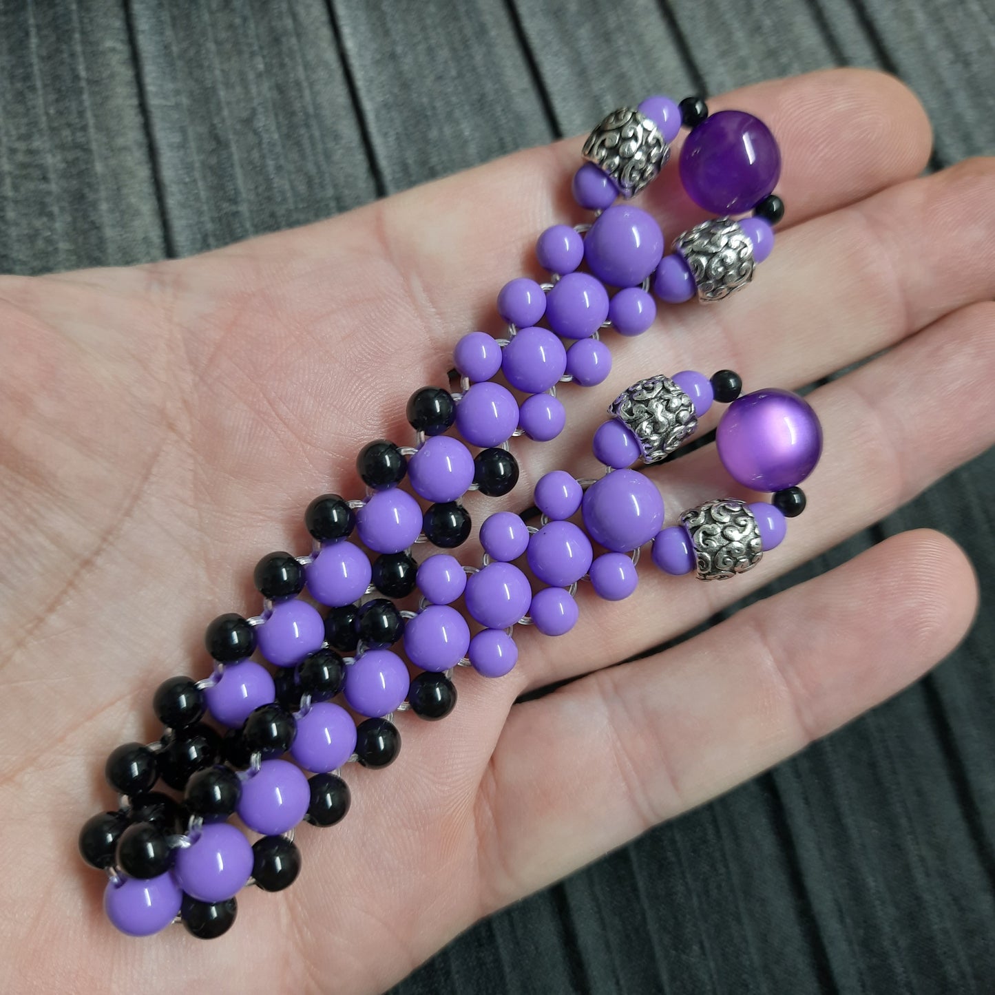 Handmade flip rosary (chetki), assembled from round plastic beads. The chotki has good flexibility thanks to the silicone cord. This fidget is used as an anti-stress, skill toy, stylish accessory and collectible.