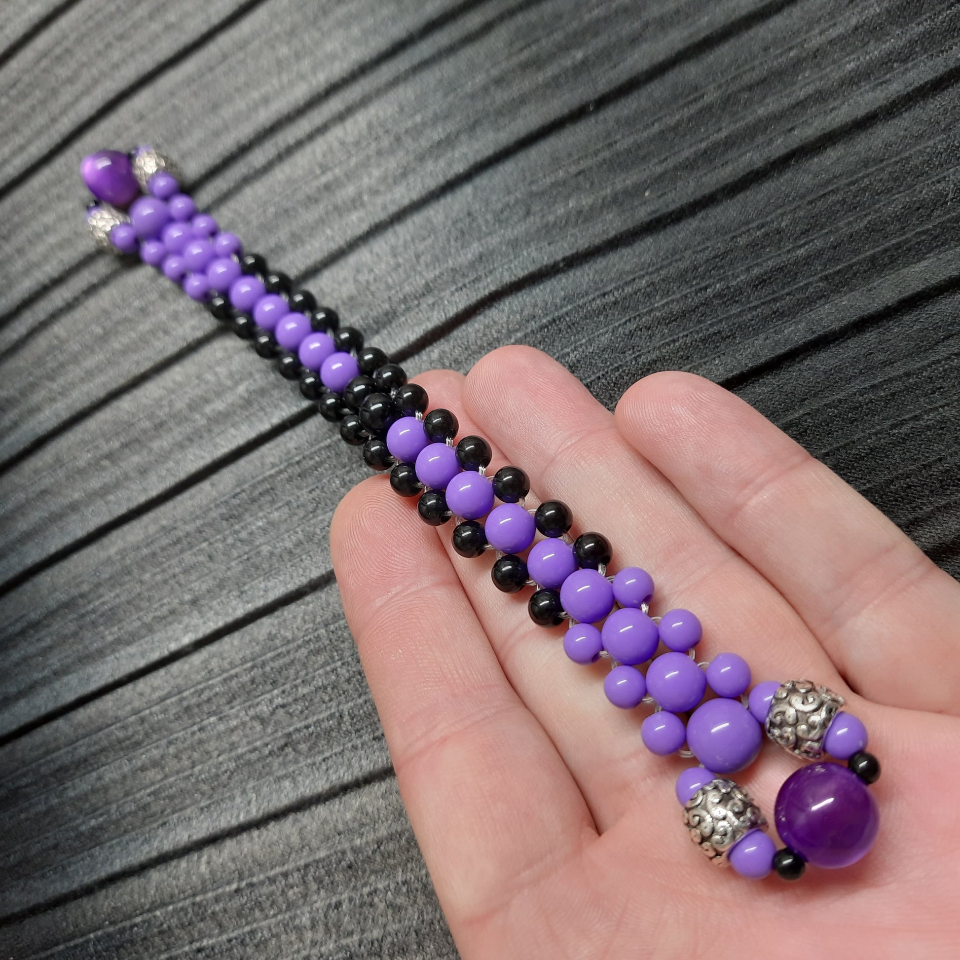 Handmade flip rosary (chetki), assembled from round plastic beads. The chotki has good flexibility thanks to the silicone cord. This fidget is used as an anti-stress, skill toy, stylish accessory and collectible.