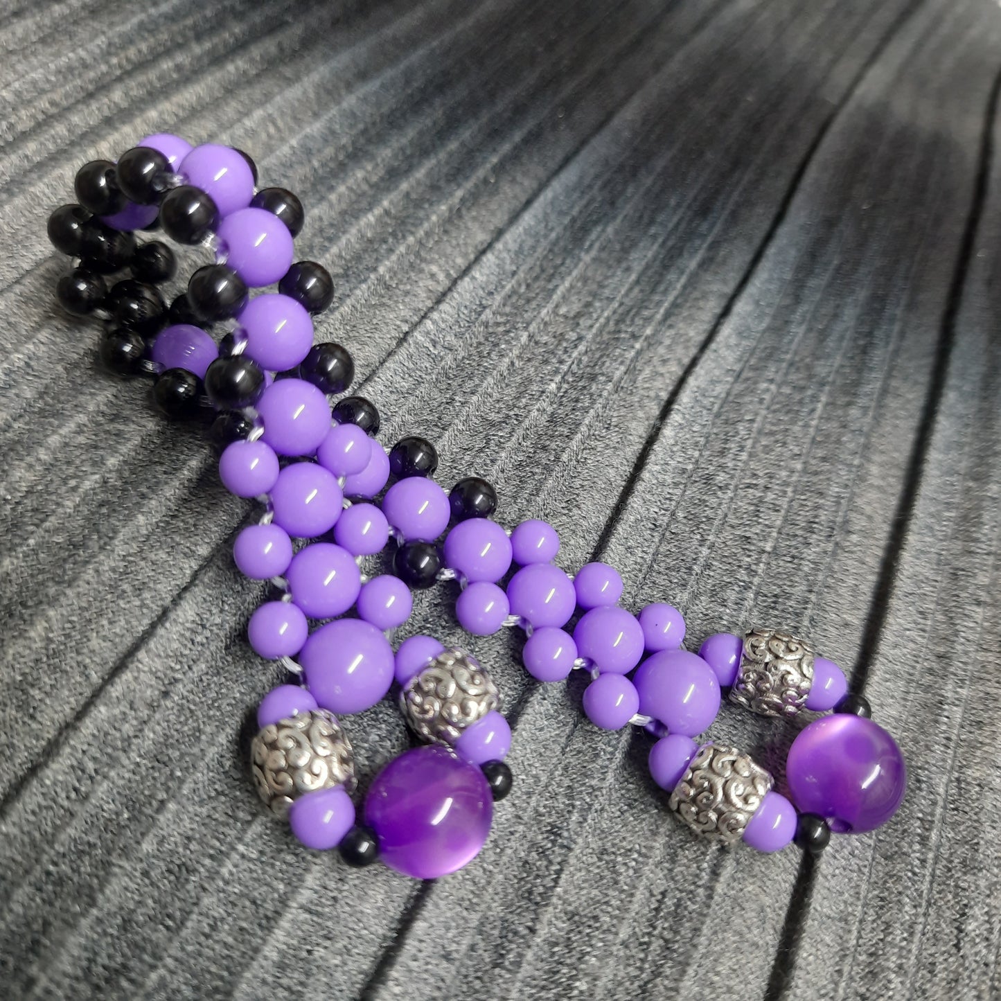 Handmade flip rosary (chetki), assembled from round plastic beads. The chotki has good flexibility thanks to the silicone cord. This fidget is used as an anti-stress, skill toy, stylish accessory and collectible.