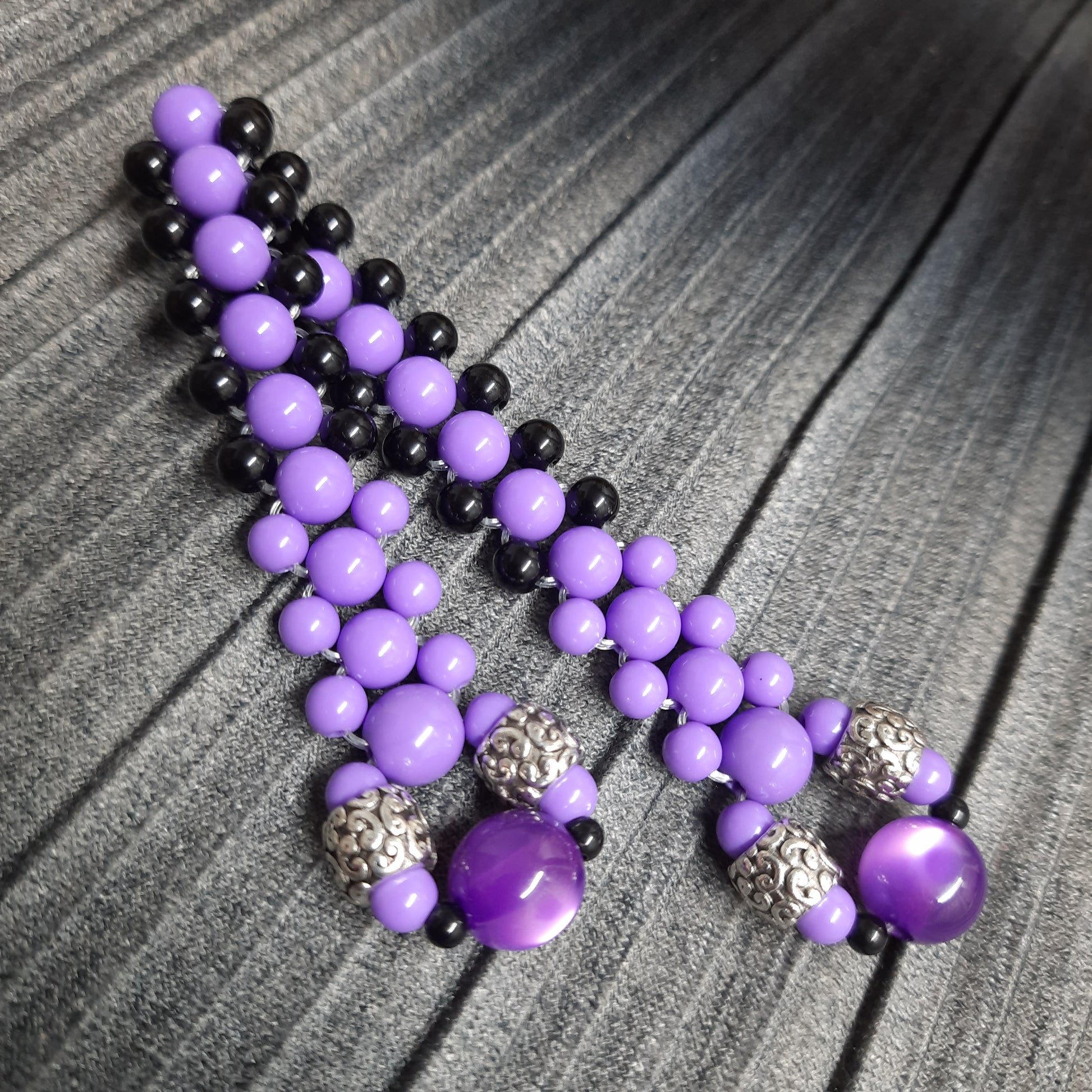 Handmade flip rosary (chetki), assembled from round plastic beads. The chotki has good flexibility thanks to the silicone cord. This fidget is used as an anti-stress, skill toy, stylish accessory and collectible.