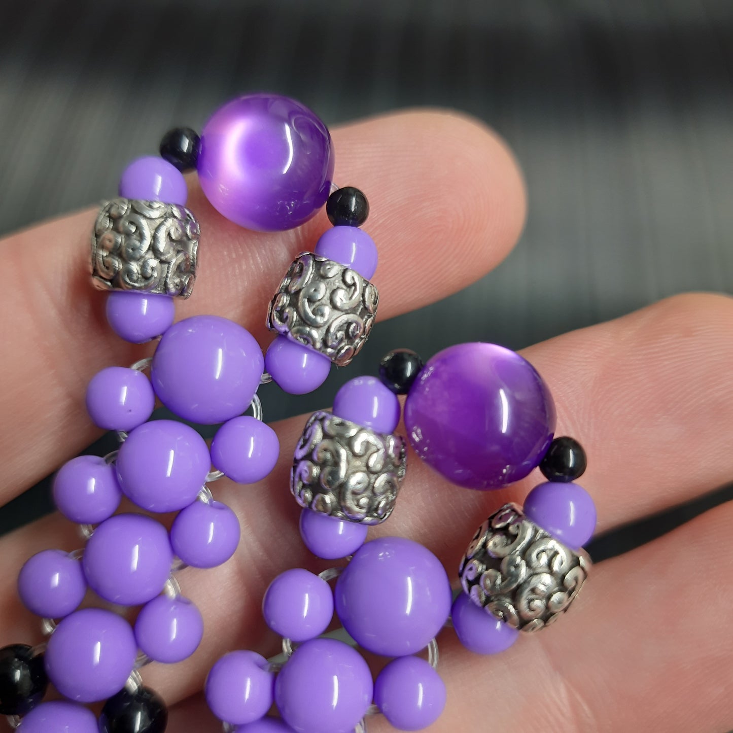 Handmade flip rosary (chetki), assembled from round plastic beads. The chotki has good flexibility thanks to the silicone cord. This fidget is used as an anti-stress, skill toy, stylish accessory and collectible.