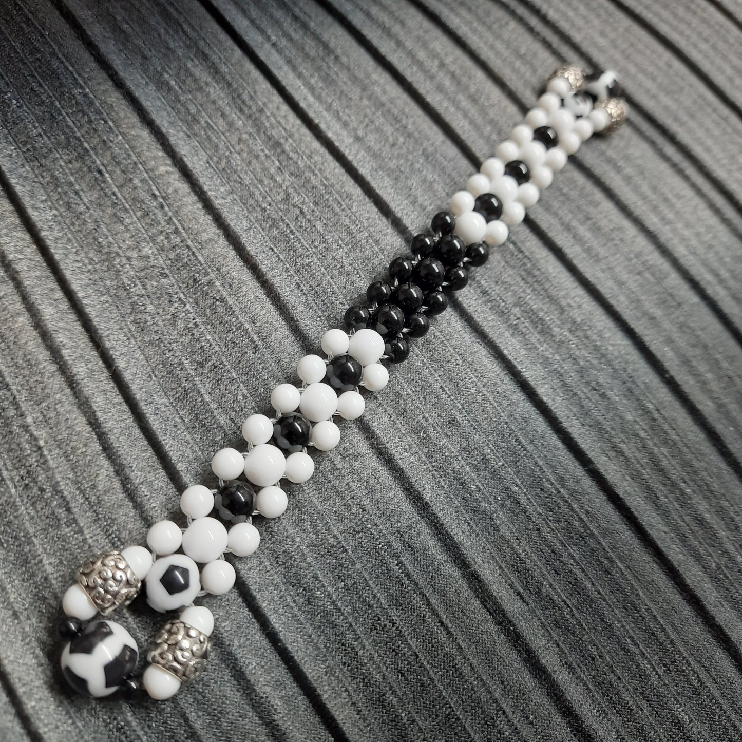 Handmade flip rosary (chetki), assembled from round plastic beads. The chotki has good flexibility thanks to the silicone cord. This fidget is used as an anti-stress, skill toy, stylish accessory and collectible.