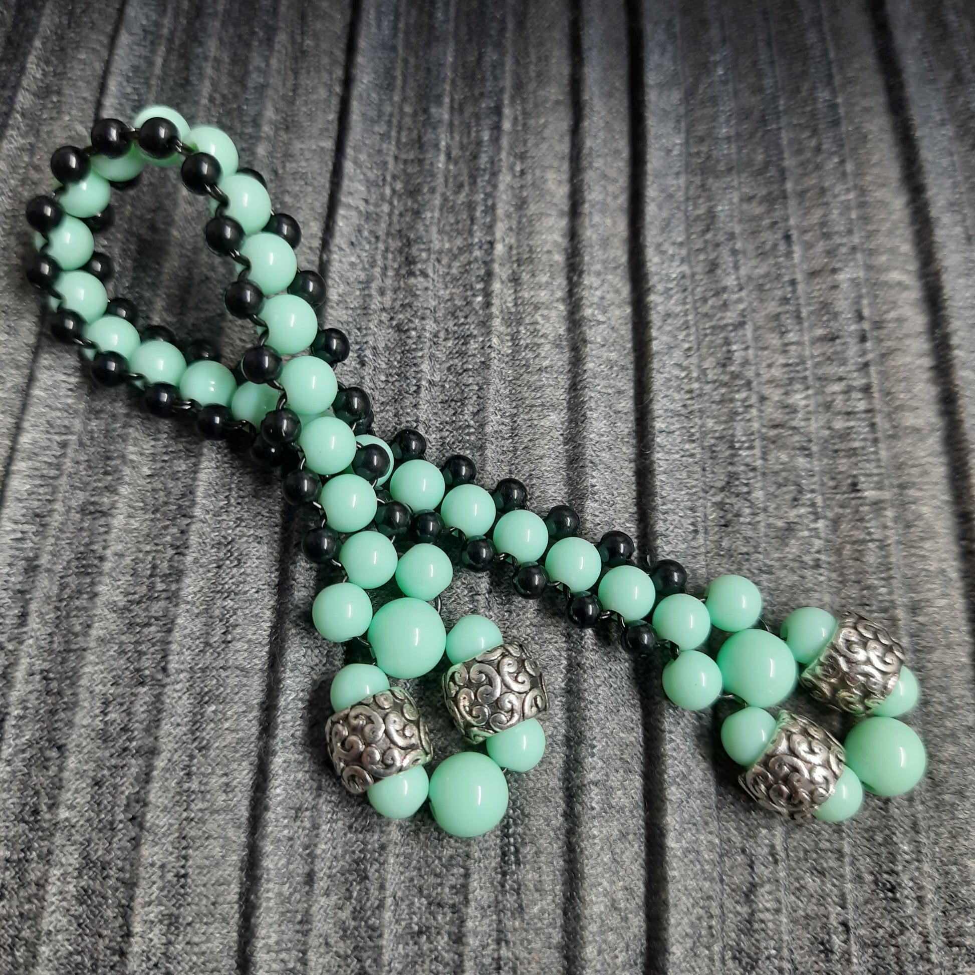 Handmade flip rosary (chetki), assembled from round plastic beads. The chotki has good flexibility thanks to the silicone cord. This fidget is used as an anti-stress, skill toy, stylish accessory and collectible.