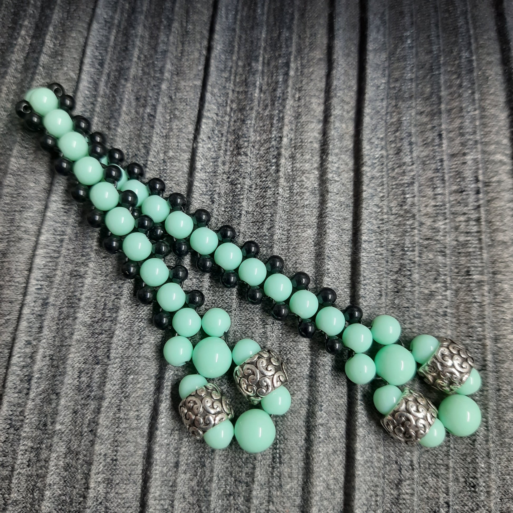 Handmade flip rosary (chetki), assembled from round plastic beads. The chotki has good flexibility thanks to the silicone cord. This fidget is used as an anti-stress, skill toy, stylish accessory and collectible.