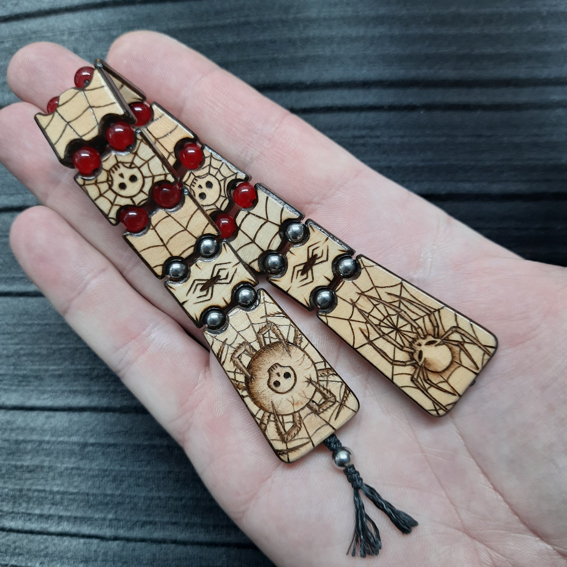 Wooden flat flip-over rosary (chetki) with a pattern applied using pyrography. Handmade rosary. Kevlar cord is used.