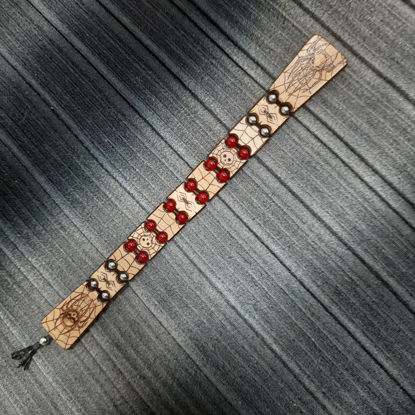 Wooden flat flip-over rosary (chetki) with a pattern applied using pyrography. Handmade rosary. Kevlar cord is used.