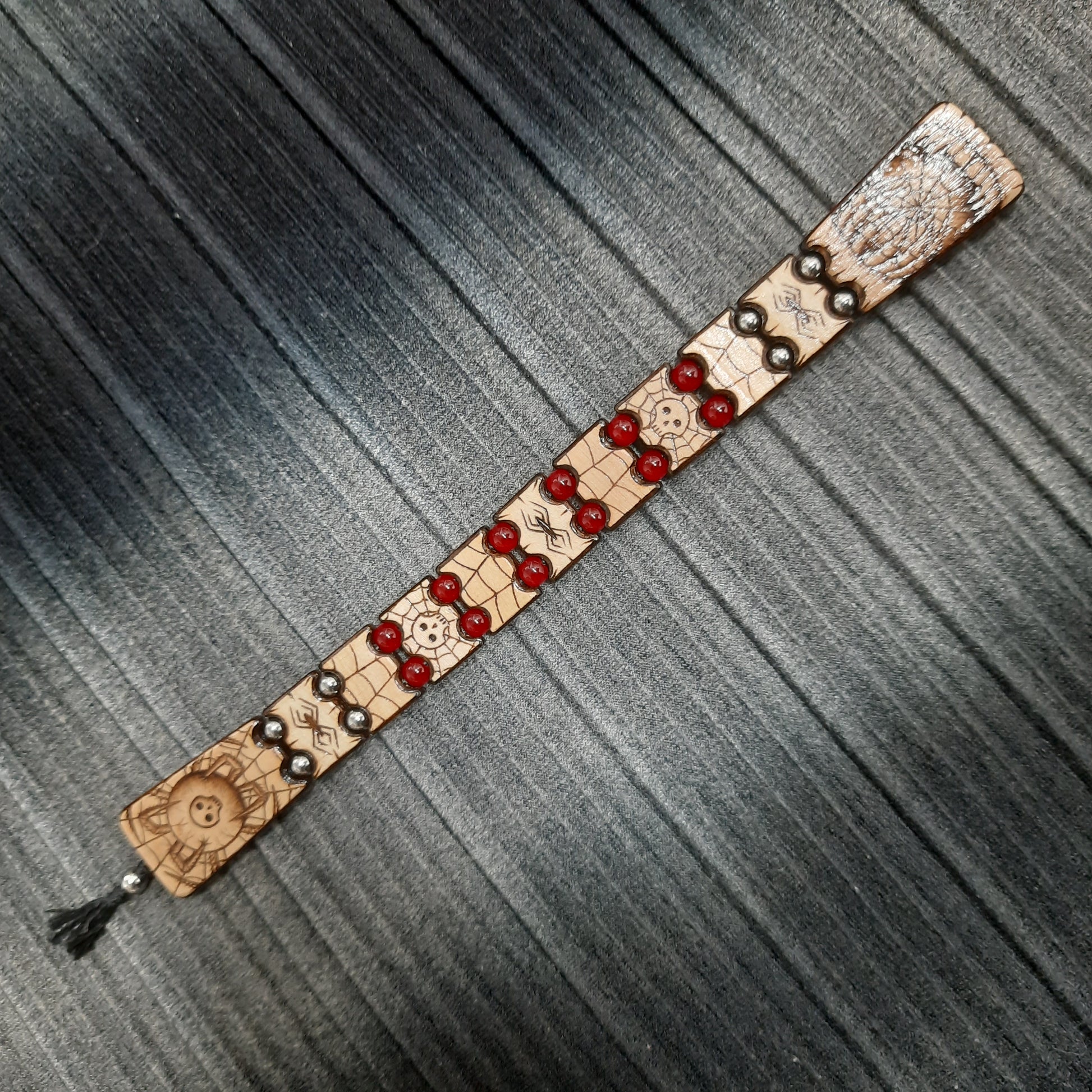 Wooden flat flip-over rosary (chetki) with a pattern applied using pyrography. Handmade rosary. Kevlar cord is used.