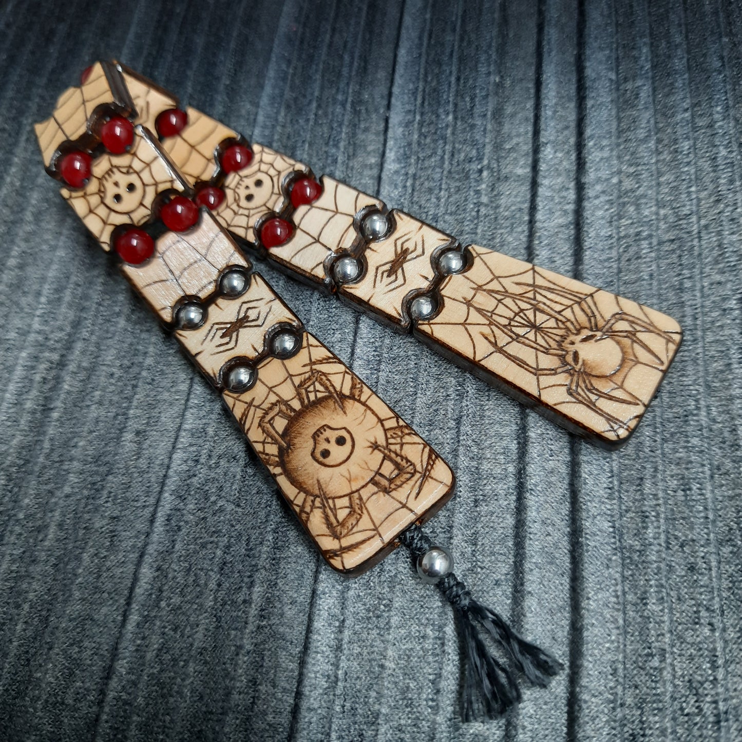 Wooden flat flip-over rosary (chetki) with a pattern applied using pyrography. Handmade rosary. Kevlar cord is used.