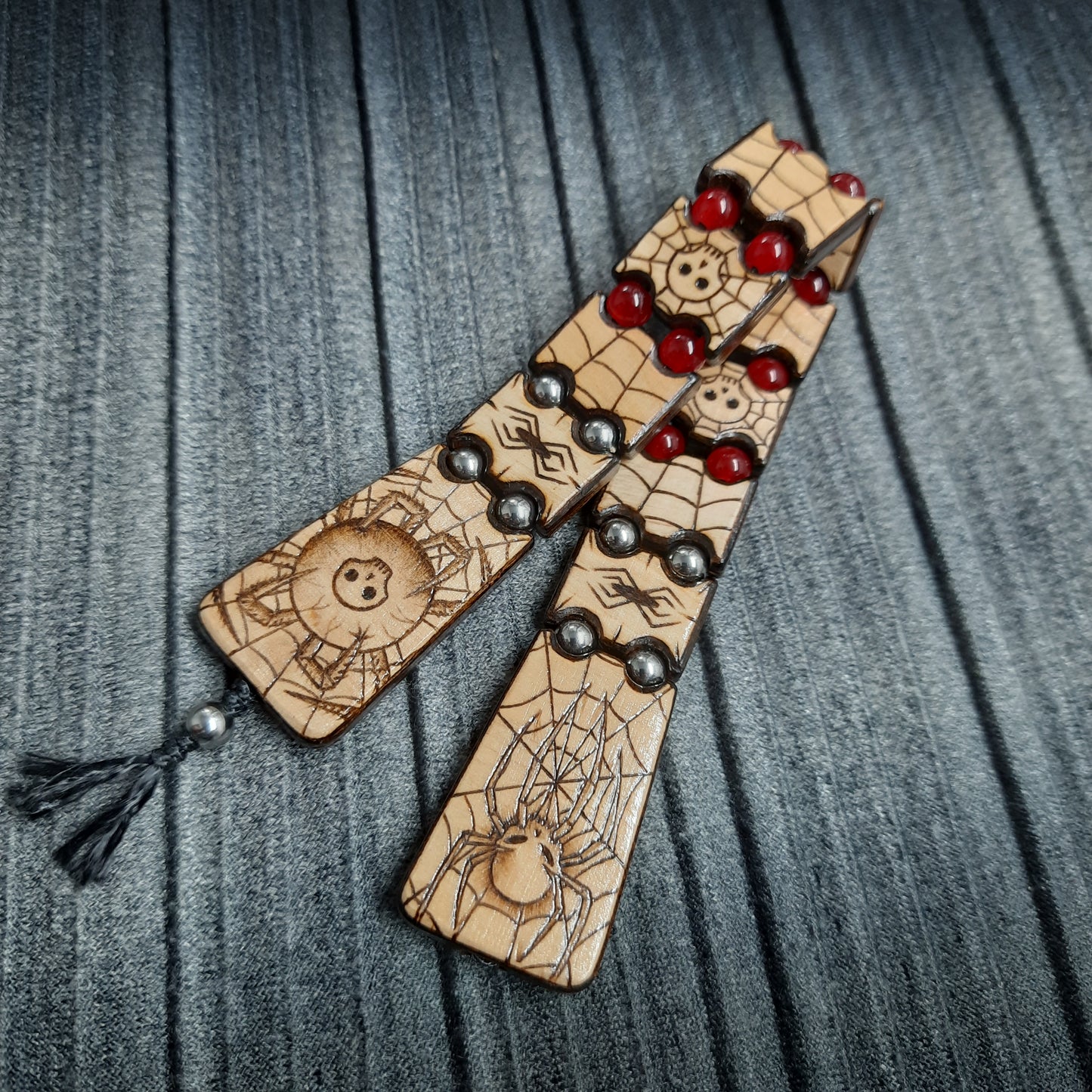 Wooden flat flip-over rosary (chetki) with a pattern applied using pyrography. Handmade rosary. Kevlar cord is used.