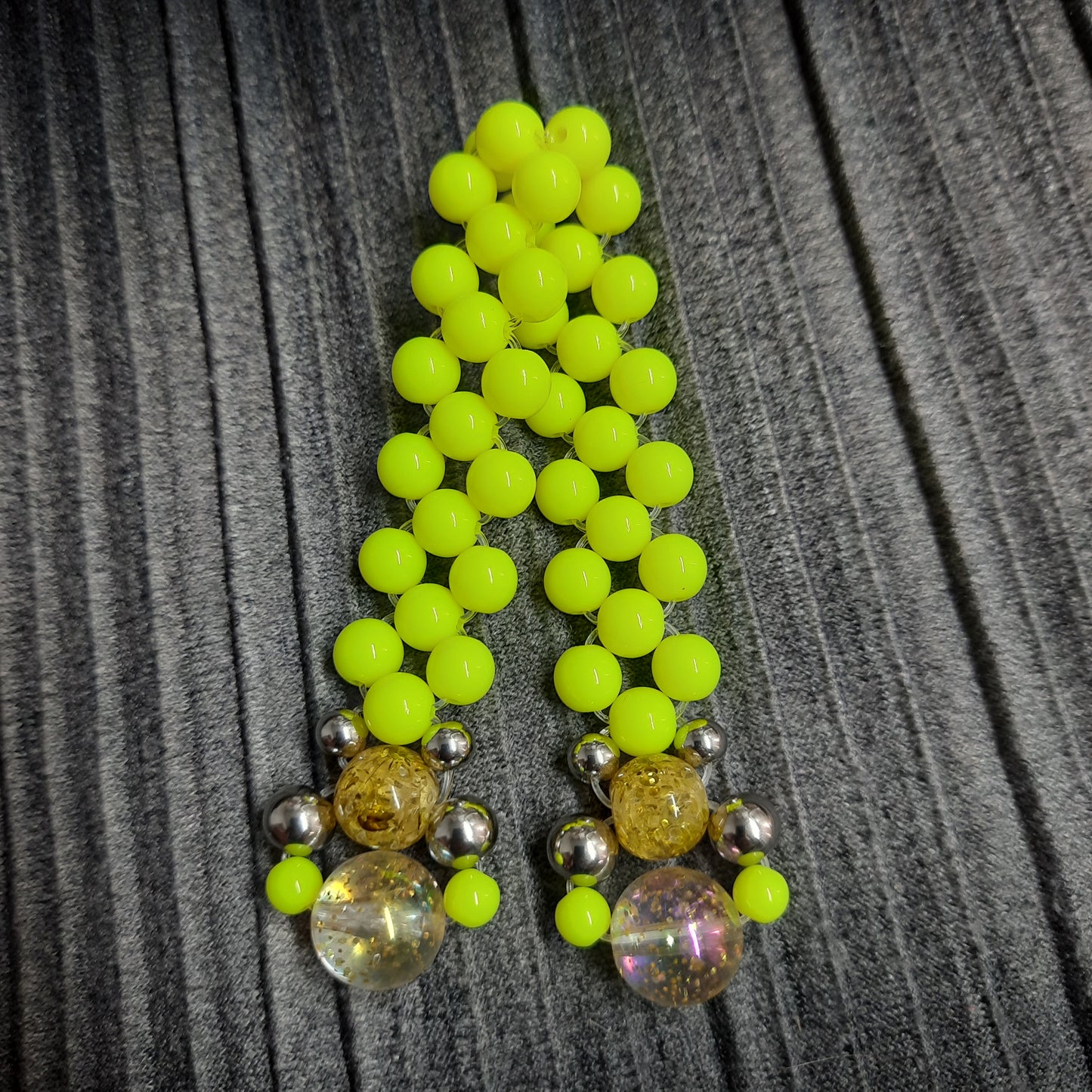 Handmade flip rosary (chetki), assembled from round plastic beads. The chotki has good flexibility thanks to the silicone cord. This fidget is used as an anti-stress, skill toy, stylish accessory and collectible.