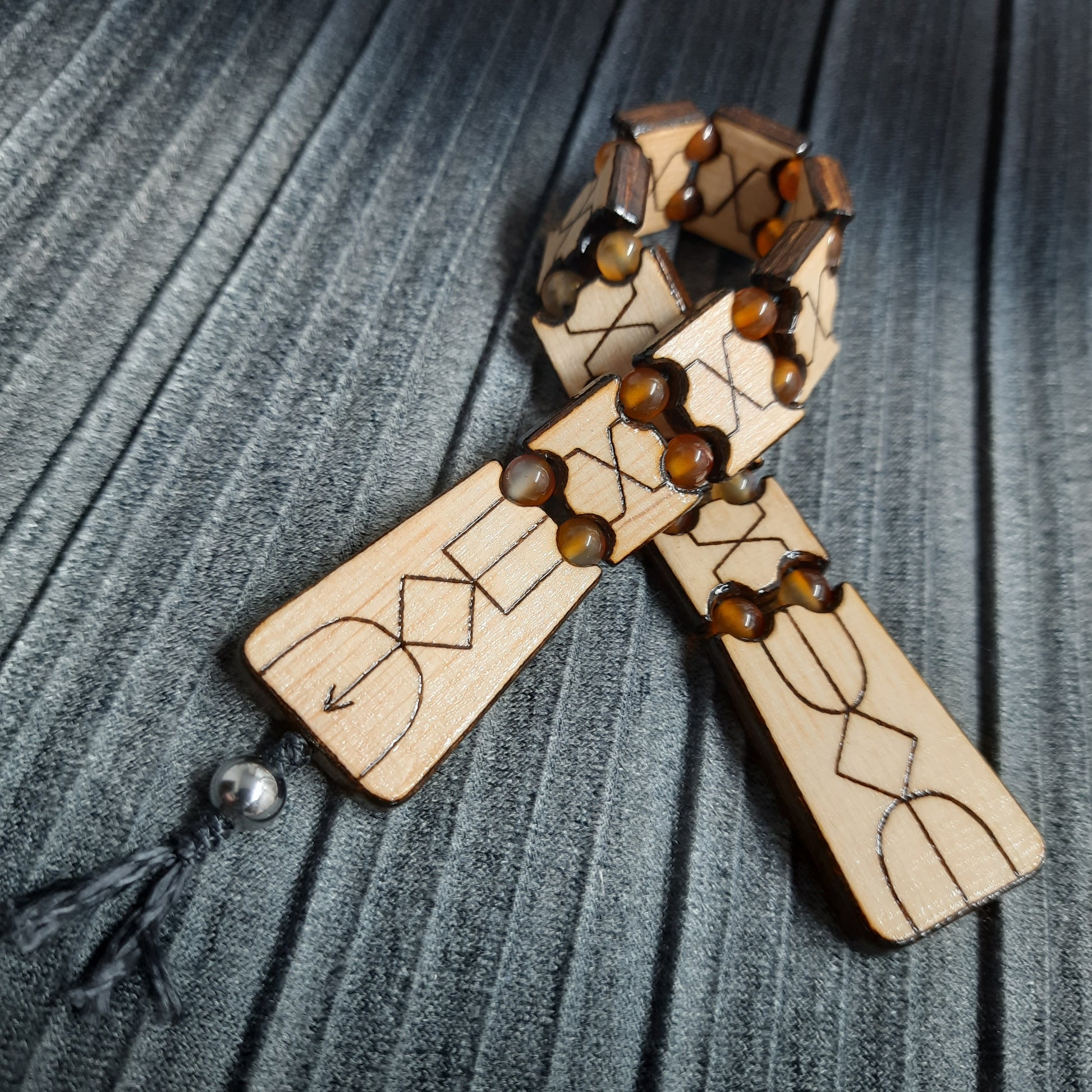 Wooden flat flip-over rosary (chetki) with a pattern applied using pyrography. Handmade. Kevlar cord is used.