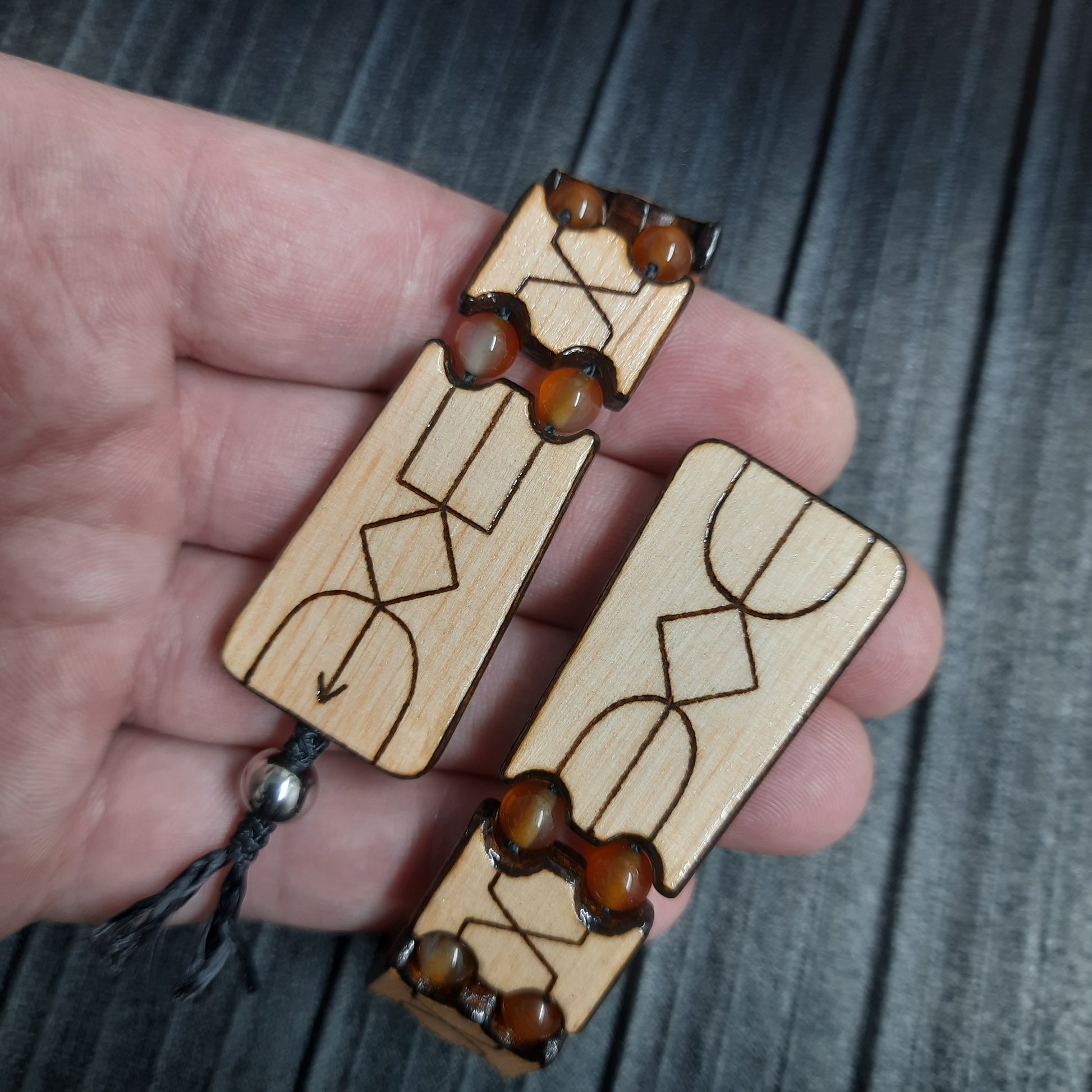 Wooden flat flip-over rosary (chetki) with a pattern applied using pyrography. Handmade. Kevlar cord is used.