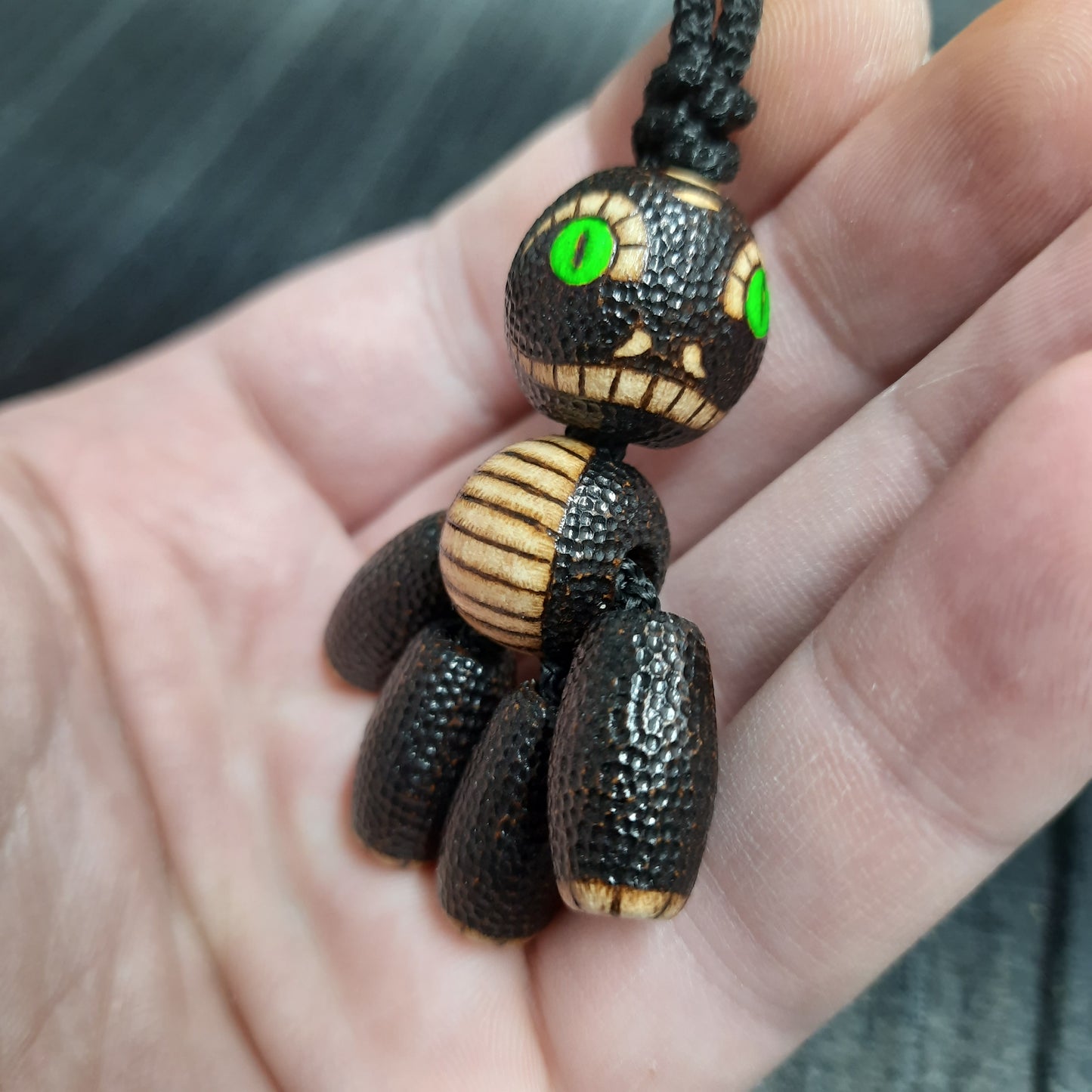 Pocket buddy wooden keychain magnetic "Reptiloid"