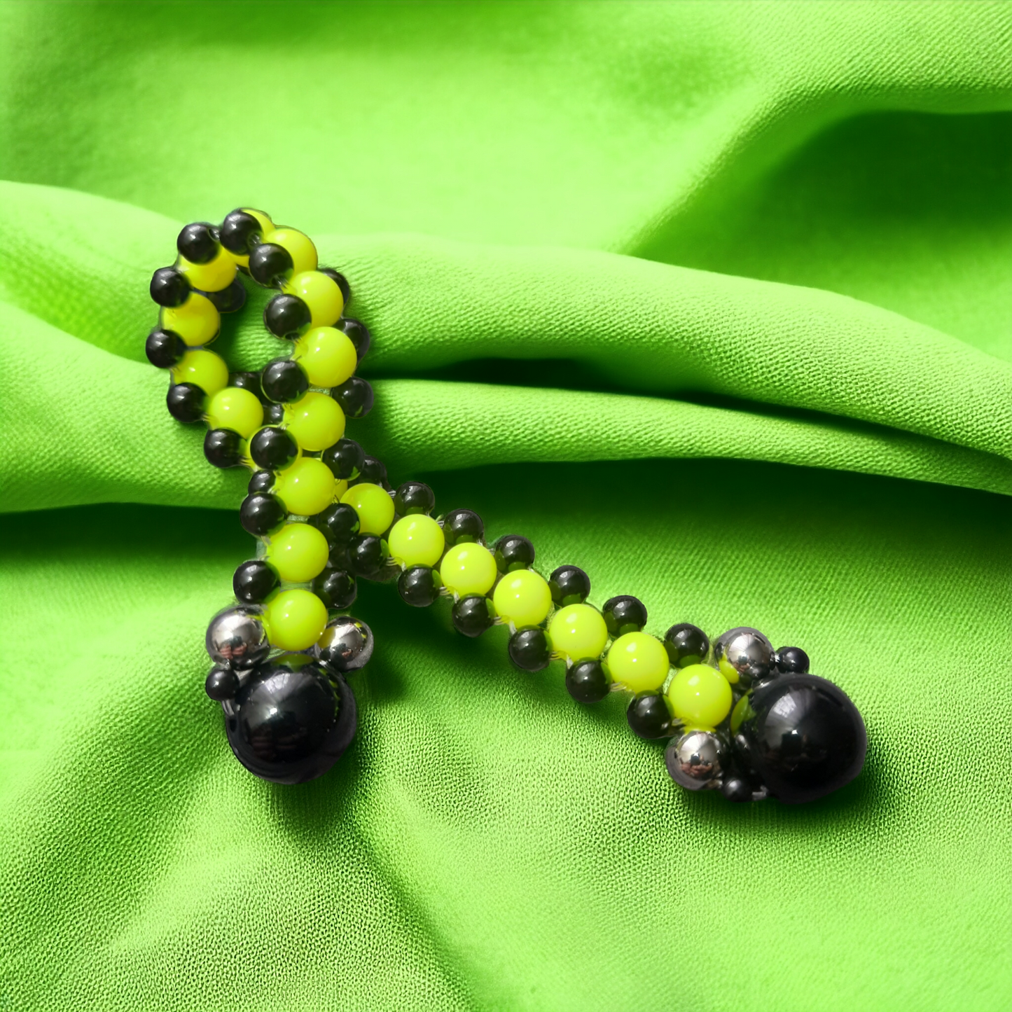 Handmade flip rosary (chetki), assembled from round plastic beads. The chotki has good flexibility thanks to the silicone cord. This fidget is used as an anti-stress, skill toy, stylish accessory and collectible.