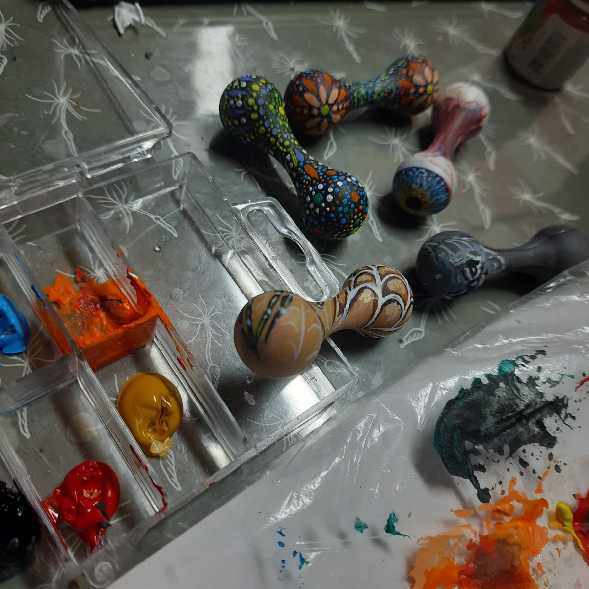 Knuckleroller, hand-painted with paints
